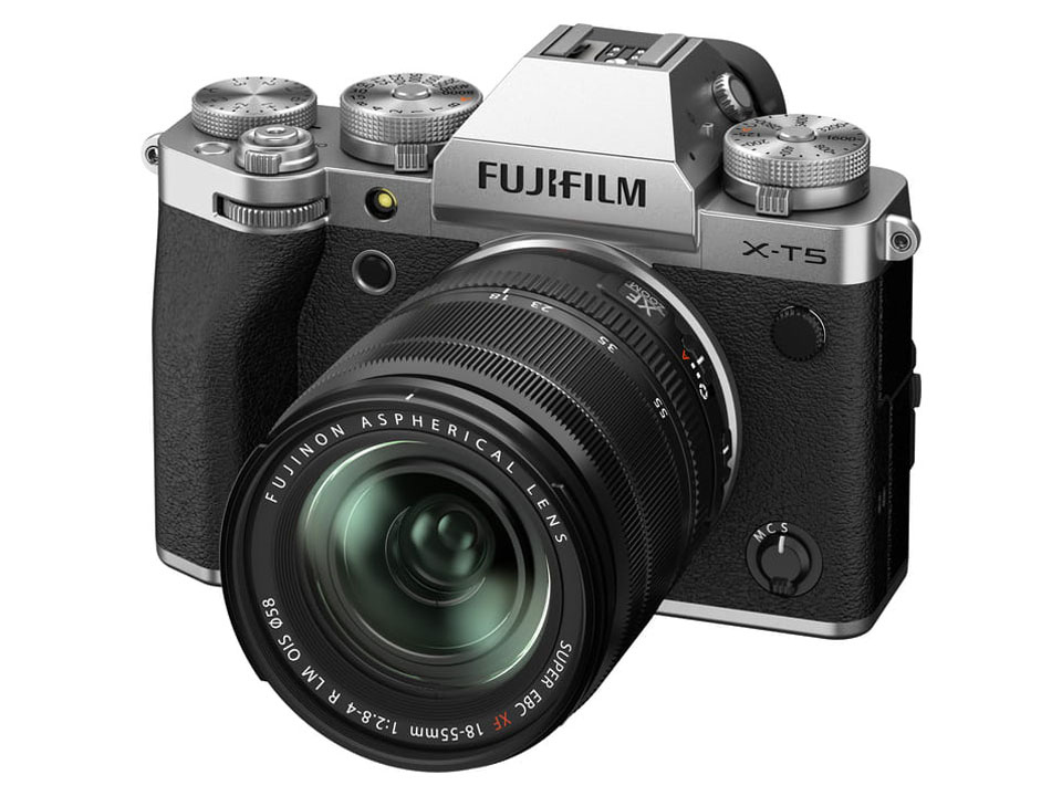 富士フイルム FUJIFILM X-T5 ボディの正面（シルバーボディレンズ付き）画像