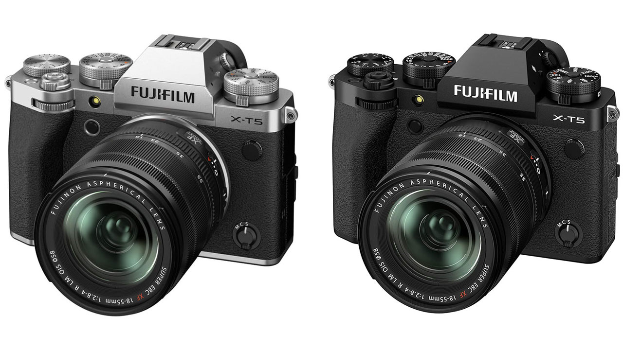 富士フイルム FUJIFILM X-T5 ボディ正面（シルバーとブラックのボディ レンズ付き）