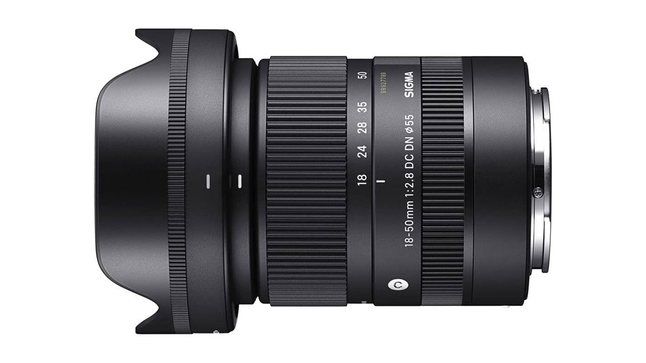 シグマ 18-50mm F2.8 DC DN [ソニーE用]の横向き（レンズフード付き正面）