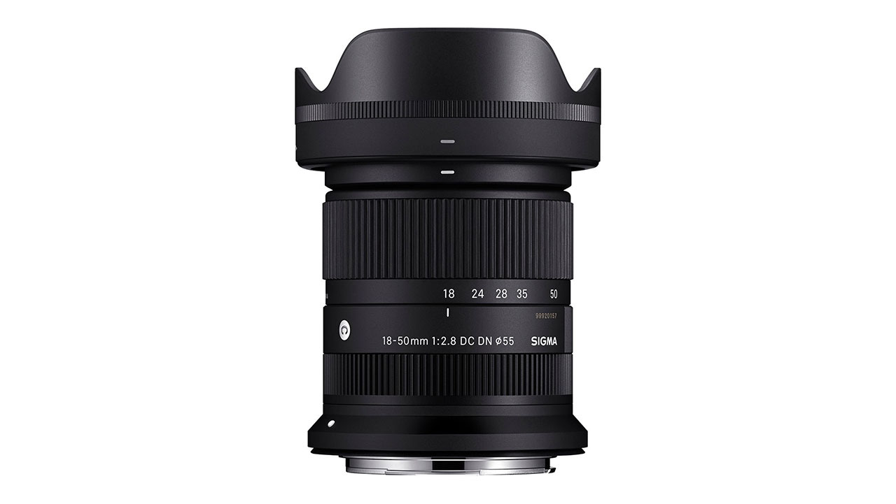 シグマ 18-50mm F2.8 DC DN [キヤノンRF用]の縦向き（レンズフード付き正面）